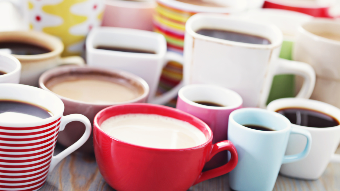 Spraya en kopp kaffe på halsen